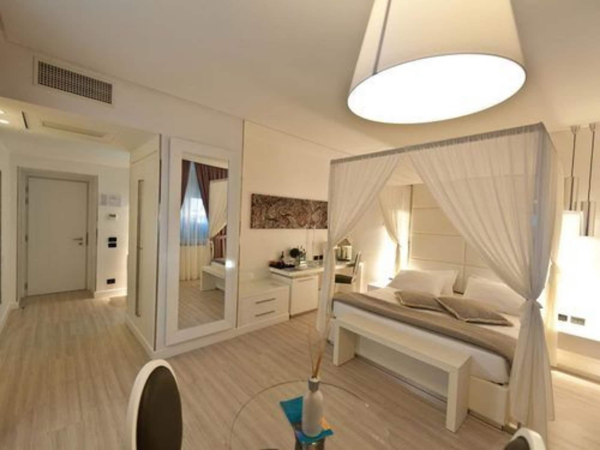 Lhp Hotel Santa Margherita Palace & Spa Santa Margherita Ligure Dış mekan fotoğraf A room at the hotel